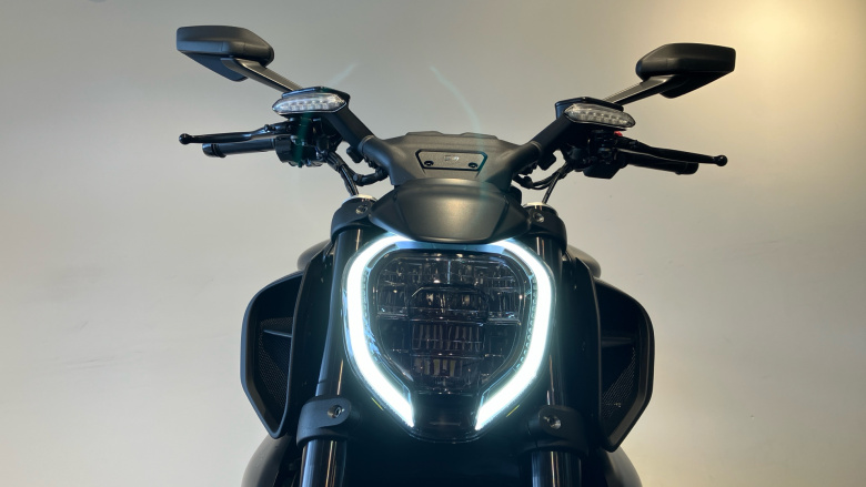 Ducati Diavel V4 - Dark Stealth Yellow (25MY)